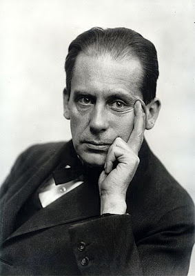 424px-WalterGropius-1919.jpg