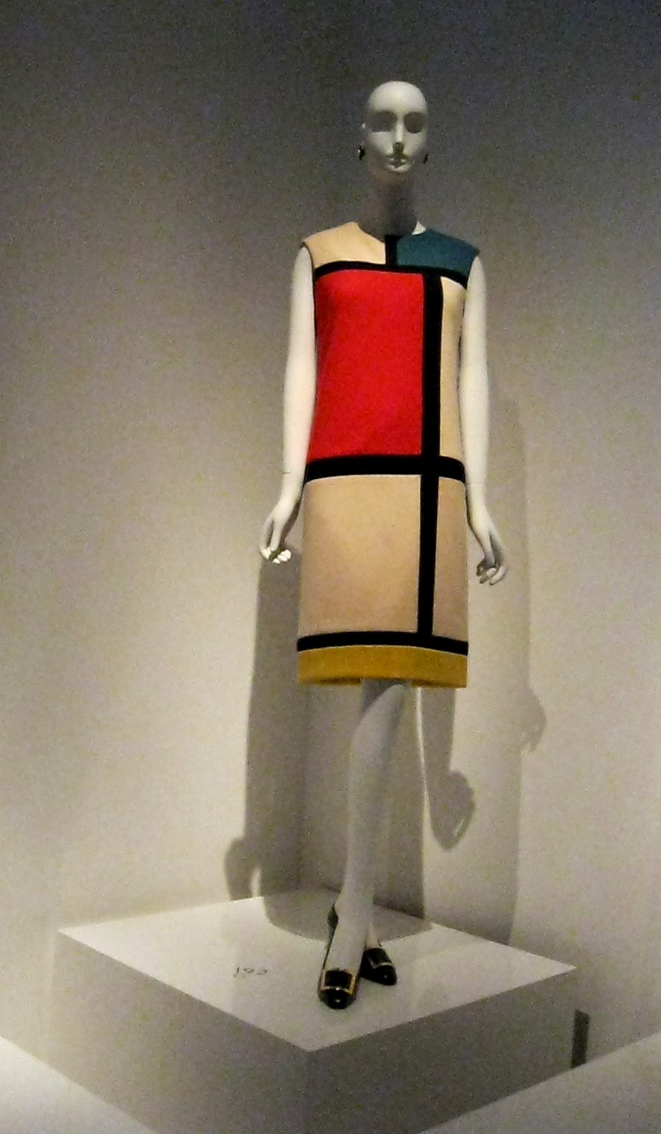 yves-saint-laurent-retrospective-mondria